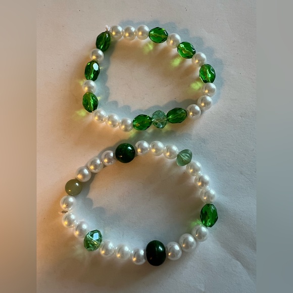 Pair of pearl and green glass & stone bracelets strong elastic won’t break - Picture 2 of 4